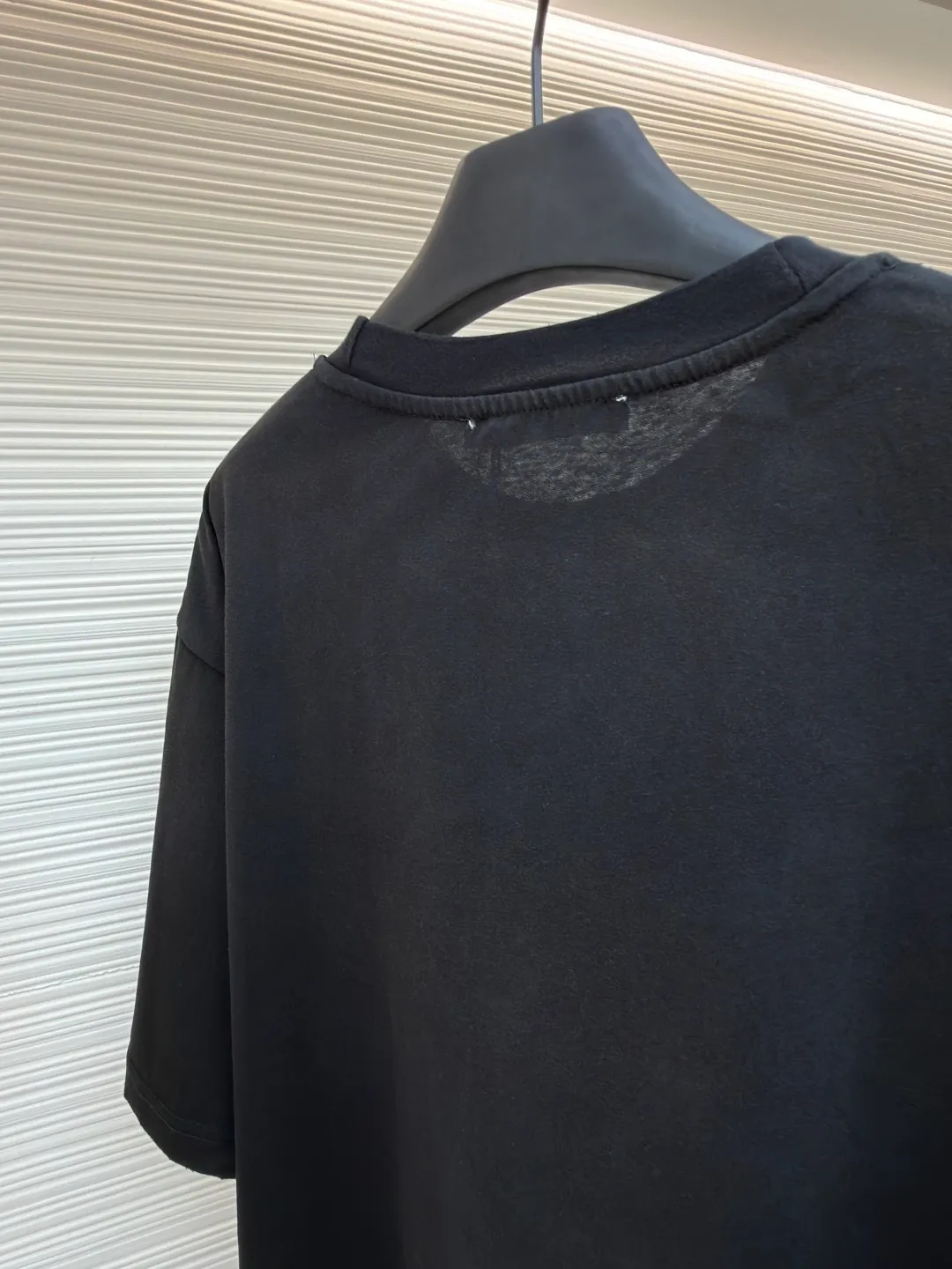 Acne Studios 1966 mud-dyed washed distressed short-sleeve ●Original version: purchased and developed for 2800 ●Item number: 1682356-X95 ●Fabric: cloud velvet ski-like cotton fabric ●Technology: glue printing ●Color: black ●Version: fitted version ●Weight: about 215 grams ●Size: S-M-L-XL ●Description: Made of ultra-soft pure cotton fabric, garment-dyed, washed and distressed, the chest part has a dirty feel, and the lower part shows a gradient effect. The neckline is slightly frayed to better fit the overall tone. The overall line is straight and delicate, the fabric is comfortable and soft, and the color is consistent without color difference. It can be matched with the same style to create a fashionable look and control various occasions. Customized accessories, complete with three standards, the same style for men and women!